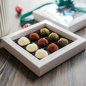 Rankų darbo triufelių rinkinys (minimalus užsakomas kiekis - 10 dėželių)