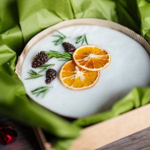 Kalėdinis morkų keksas, puoštas apelsinų bei kankorėžių cukatais (1 kg.)