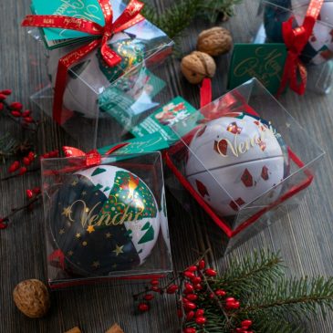 Kalėdinis žaisliukas su šokoladiniais saldainiais – dovana